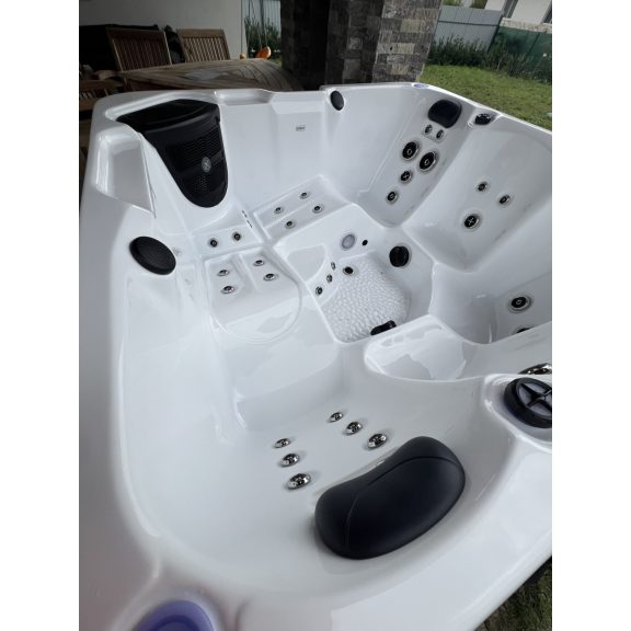 REVOLUTION TRIDENT jakuzzi 200x200x90 cm