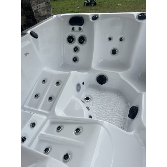 REVOLUTION TRIDENT jakuzzi 200x200x90 cm