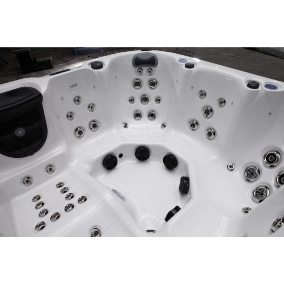 Revolution-spa Saturn 200x200x80 6 fős jakuzzi