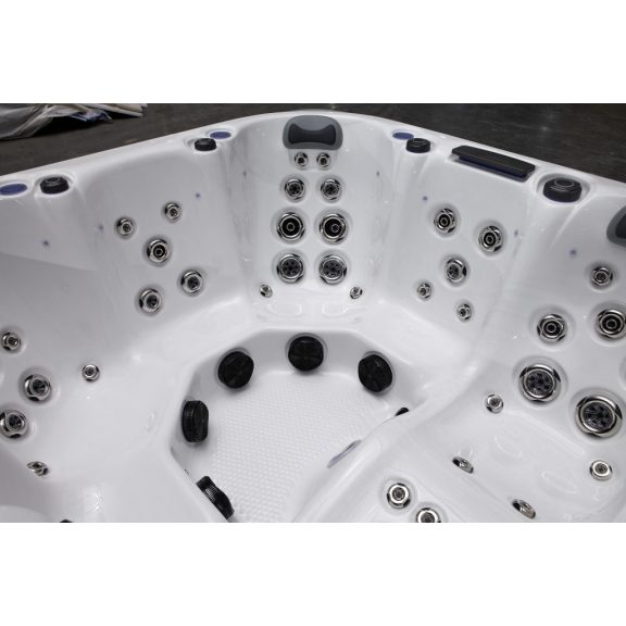 Revolution-spa Saturn 200x200x80 6 fős jakuzzi