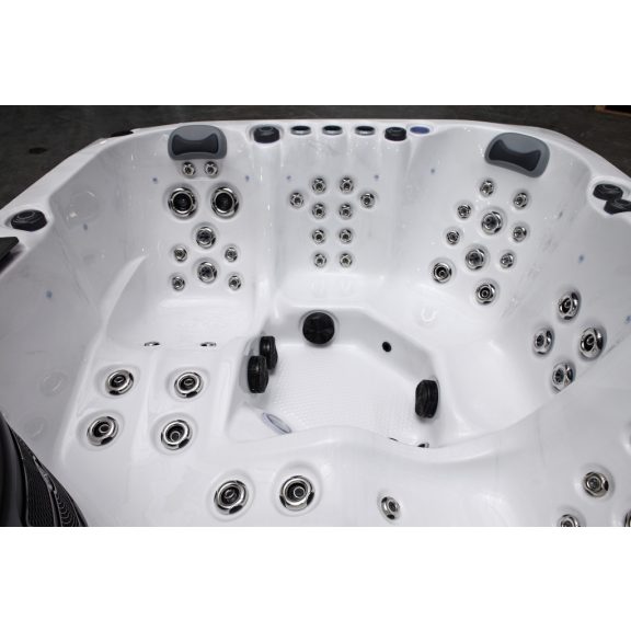 Revolution-spa Uranus 200x200x80cm 5 fős jakuzzi