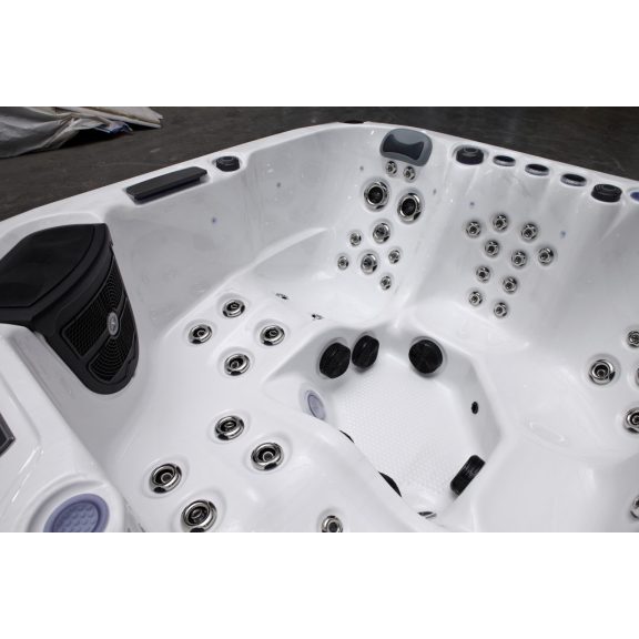 Revolution-spa Uranus 200x200x80cm 5 fős jakuzzi