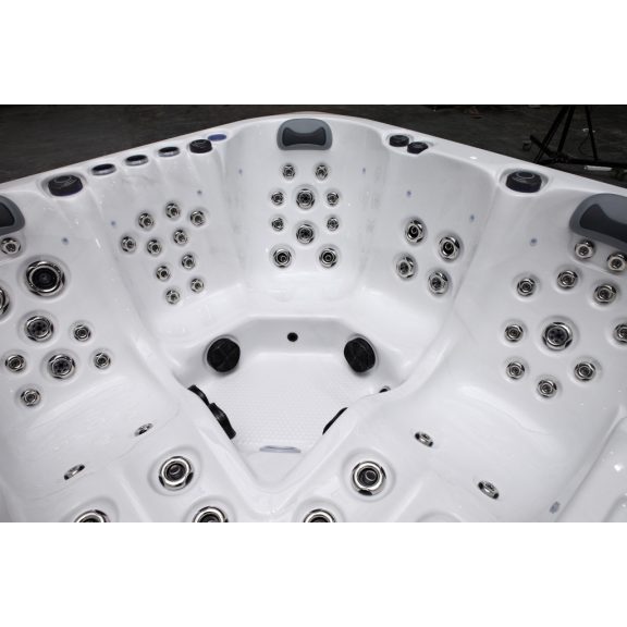Revolution-spa Uranus 200x200x80cm 5 fős jakuzzi