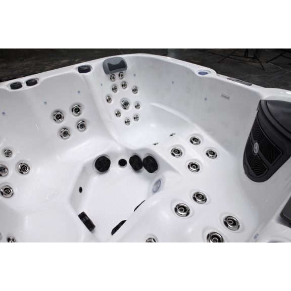Revolution-spa Uranus 200x200x80cm 5 fős jakuzzi
